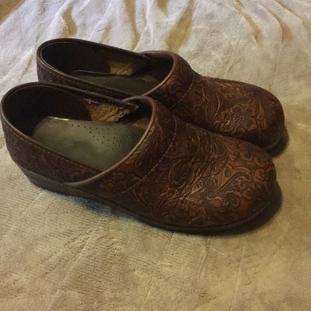 Women’s Sanita Clogs. Super cute brown design!!